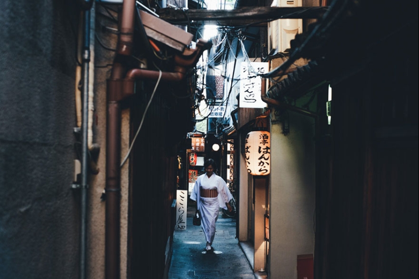 Japanese flavor in Takashi Yasui's street photos
