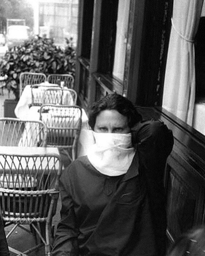 Jim Morrison predskazyvat future, Taylor teaches Smoking Bowie and another 20 stunning historical pictures