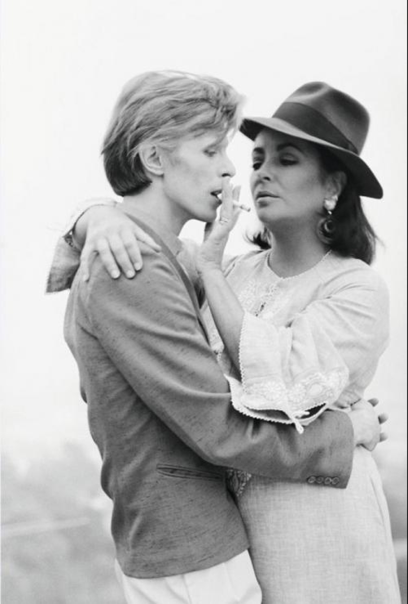 Jim Morrison predskazyvat future, Taylor teaches Smoking Bowie and another 20 stunning historical pictures