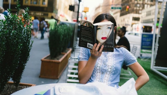 Jonathan Haibi-photographer who has the whole world posing for a picture