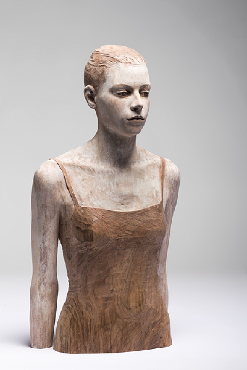 Jóvenes captados en esculturas de madera hiperrealistas
