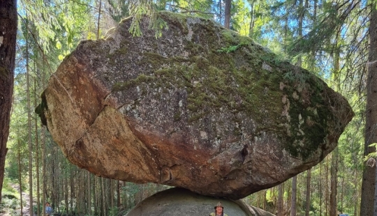Kummakivi: Why this 500-ton boulder doesn't fall off a small cliff
