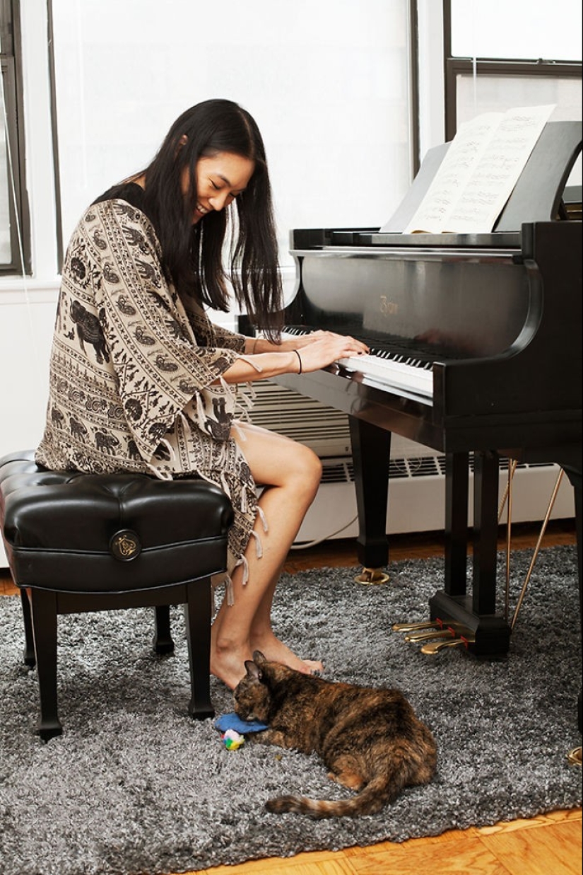 La chica, al abrigo de gatos sin hogar La chica, al abrigo de gatos sin hogar