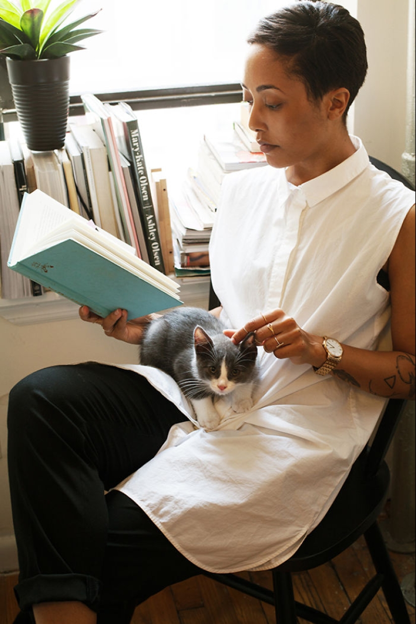 La chica, al abrigo de gatos sin hogar La chica, al abrigo de gatos sin hogar