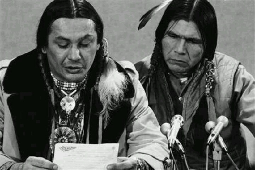 La confrontación en wounded knee: en 1973, a los Indios de los Estados unidos, la última vez fue en un "pie de guerra"