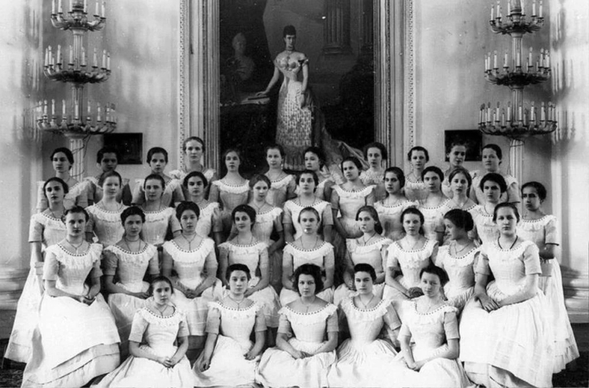 La educación de la mujer en la Rusia Zarista: ¿cómo se organizó el Instituto de doncellas nobles