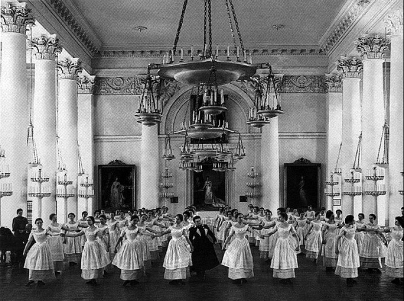 La educación de la mujer en la Rusia Zarista: ¿cómo se organizó el Instituto de doncellas nobles