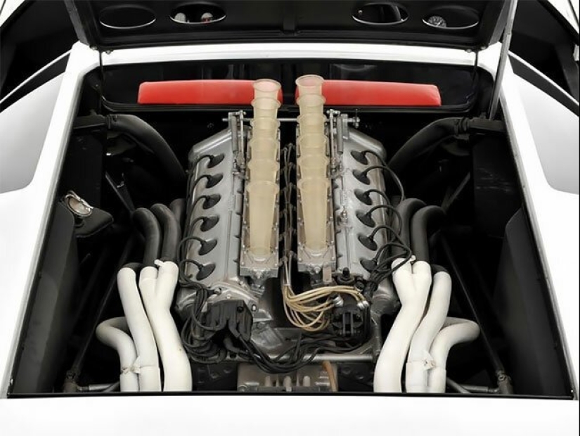 La elegancia de retro-futurismo: italiano coche del futuro en 1970 La elegancia de retro-futurismo: italiano coche del futuro en 1970