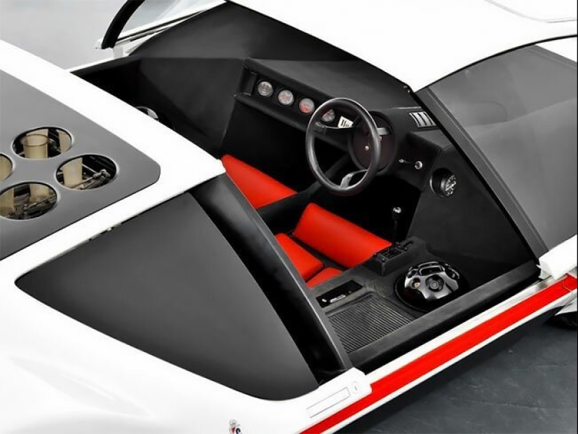 La elegancia de retro-futurismo: italiano coche del futuro en 1970 La elegancia de retro-futurismo: italiano coche del futuro en 1970