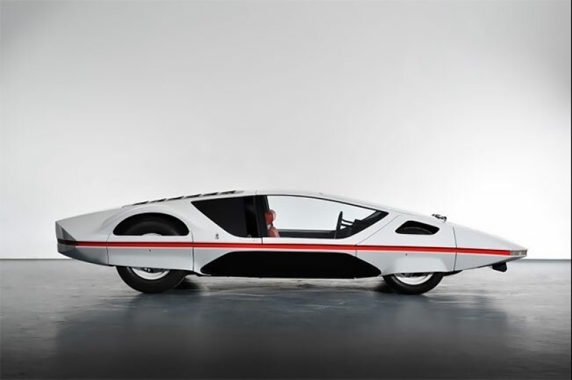 La elegancia de retro-futurismo: italiano coche del futuro en 1970 La elegancia de retro-futurismo: italiano coche del futuro en 1970