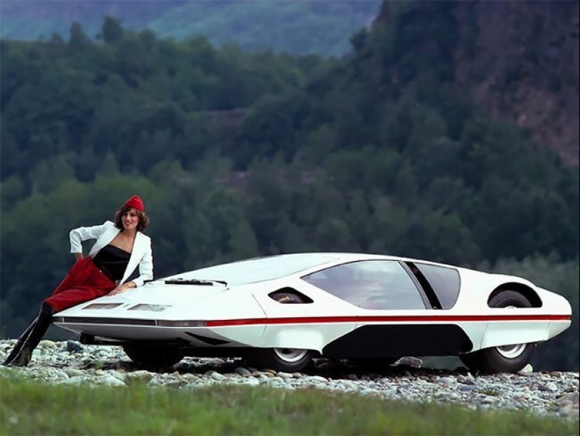 La elegancia de retro-futurismo: italiano coche del futuro en 1970 La elegancia de retro-futurismo: italiano coche del futuro en 1970
