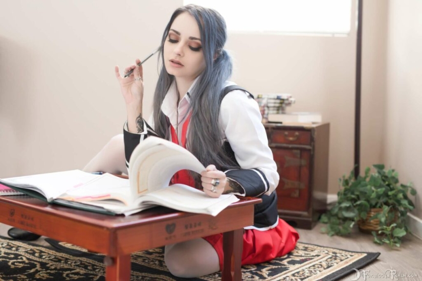 La hermosa Genevieve es una estrella de cosplay que crea su propia realidad