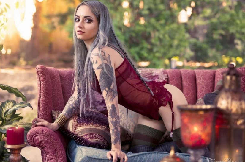 La hermosa Genevieve es una estrella de cosplay que crea su propia realidad