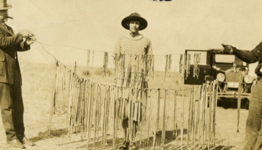 La historia de la valiente Katherine Sloterback, que mató a 140 serpientes de cascabel e hizo un vestido con ellas