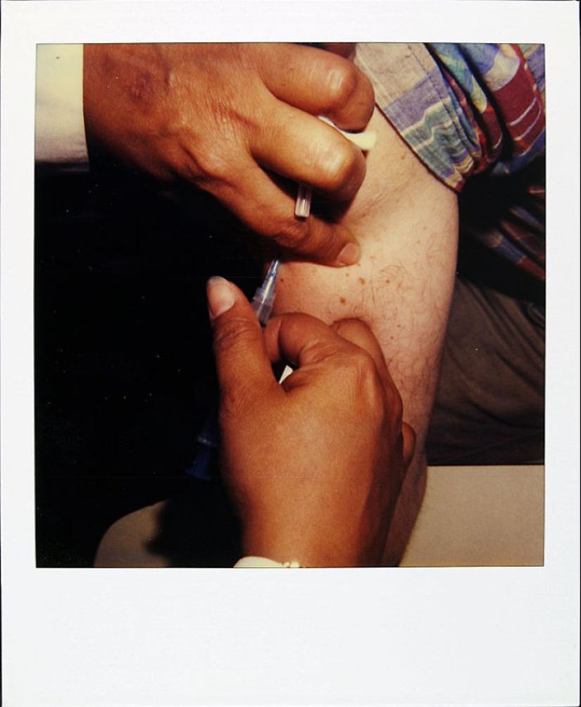 La historia de un hombre que filmó todos los días en Polaroid durante 18 años hasta que el cáncer le robó la vida La historia de un hombre que filmó todos los días en Polaroid durante 18 años hasta que el cáncer le robó la vida