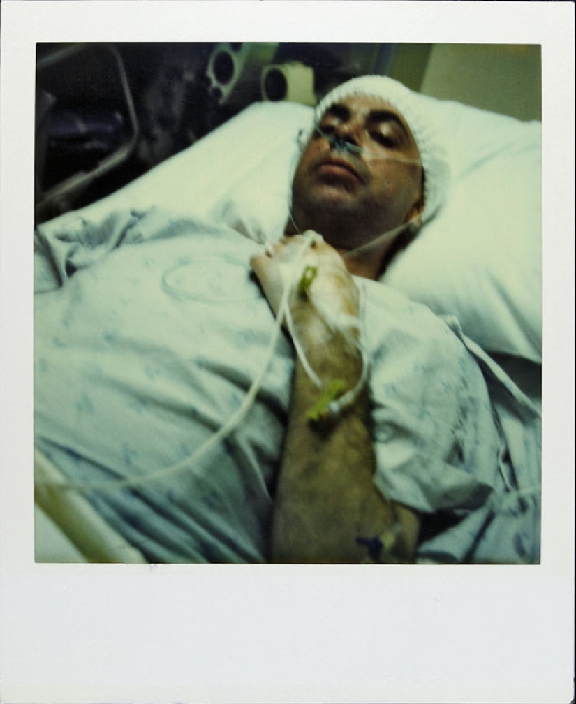 La historia de un hombre que filmó todos los días en Polaroid durante 18 años hasta que el cáncer le robó la vida La historia de un hombre que filmó todos los días en Polaroid durante 18 años hasta que el cáncer le robó la vida