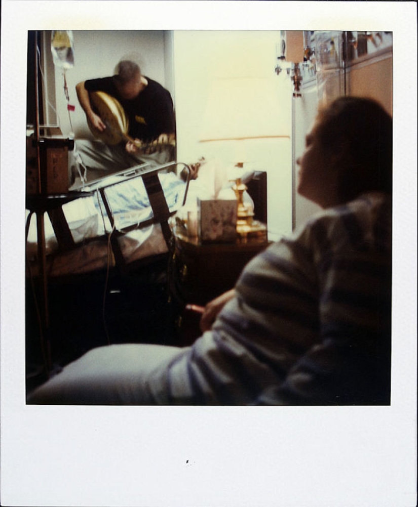 La historia de un hombre que filmó todos los días en Polaroid durante 18 años hasta que el cáncer le robó la vida La historia de un hombre que filmó todos los días en Polaroid durante 18 años hasta que el cáncer le robó la vida