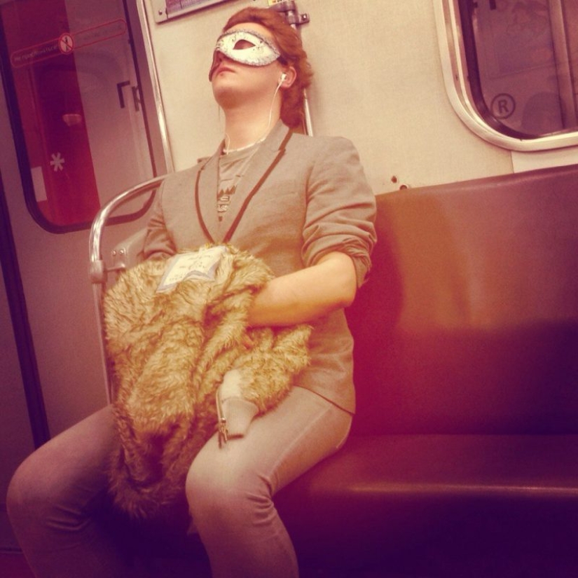 La moda de la gente: el más brillante de los pasajeros en el metro