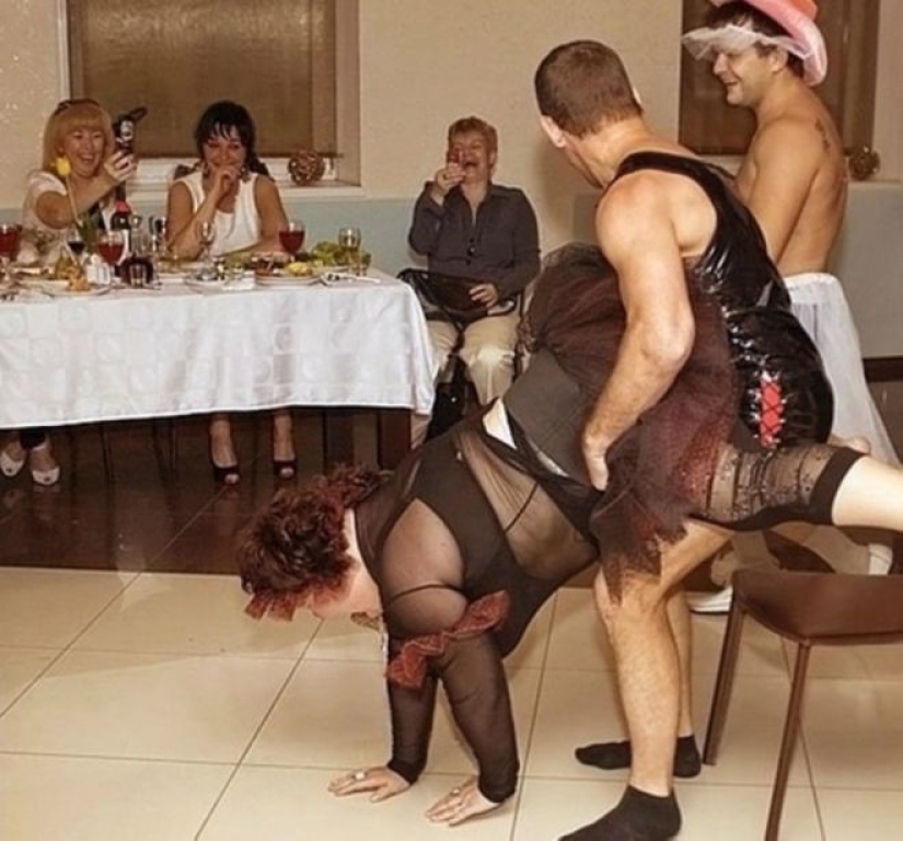 La más extraña de las competiciones en la boda: 25 fotos que todos avergonzado