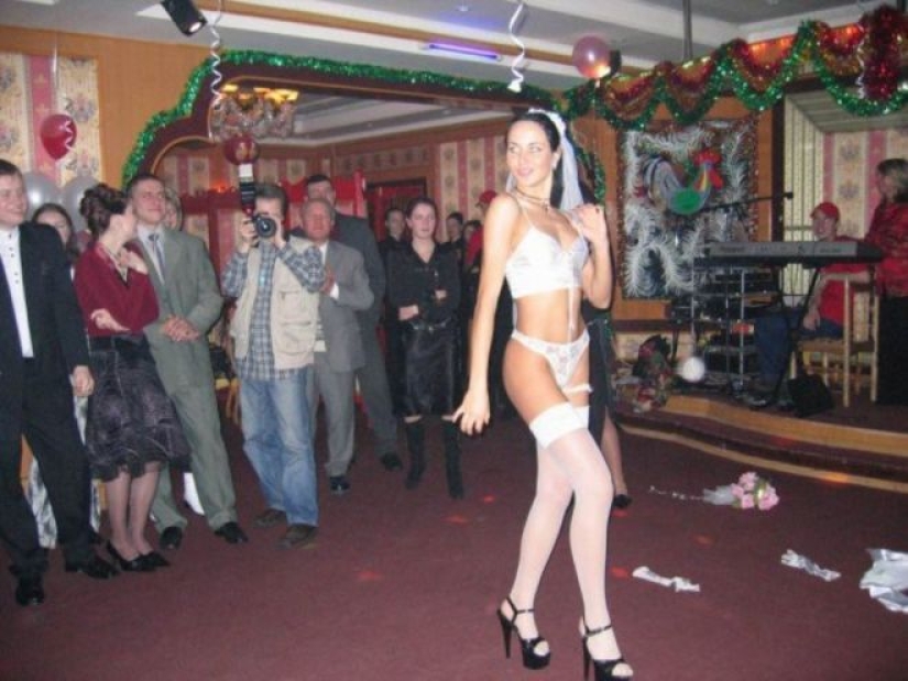 La más extraña de las competiciones en la boda: 25 fotos que todos avergonzado