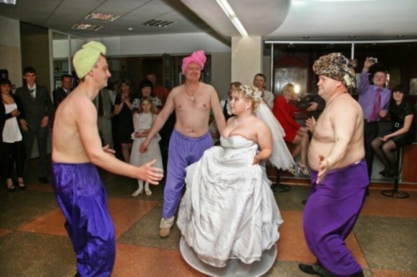 La más extraña de las competiciones en la boda: 25 fotos que todos avergonzado