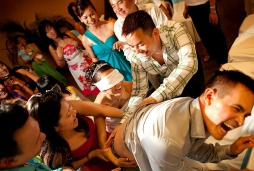 La más extraña de las competiciones en la boda: 25 fotos que todos avergonzado