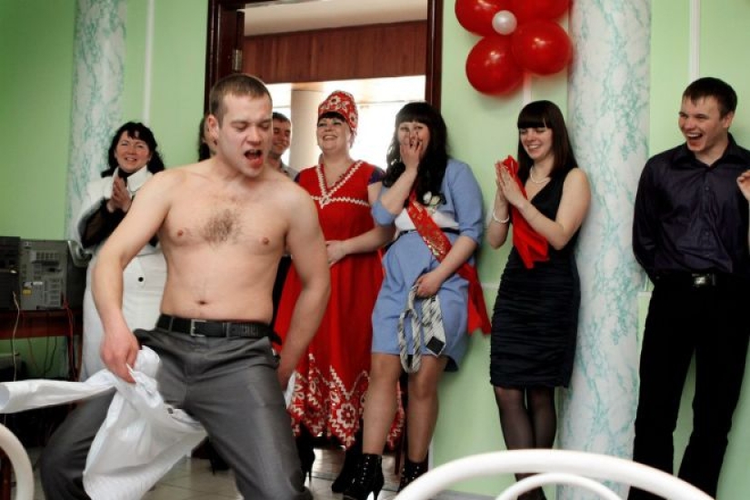 La más extraña de las competiciones en la boda: 25 fotos que todos avergonzado