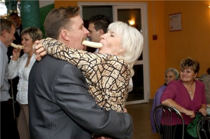 La más extraña de las competiciones en la boda: 25 fotos que todos avergonzado