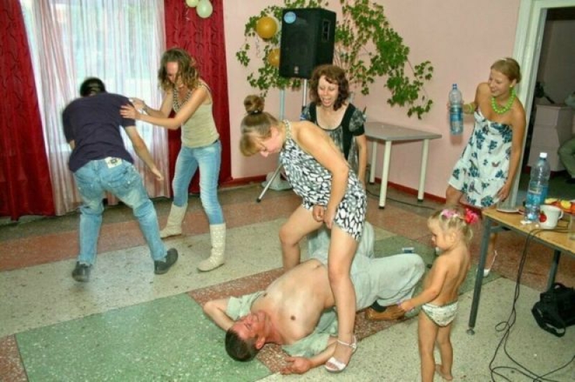 La más extraña de las competiciones en la boda: 25 fotos que todos avergonzado