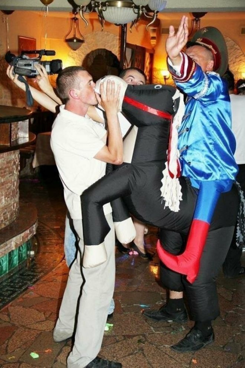 La más extraña de las competiciones en la boda: 25 fotos que todos avergonzado