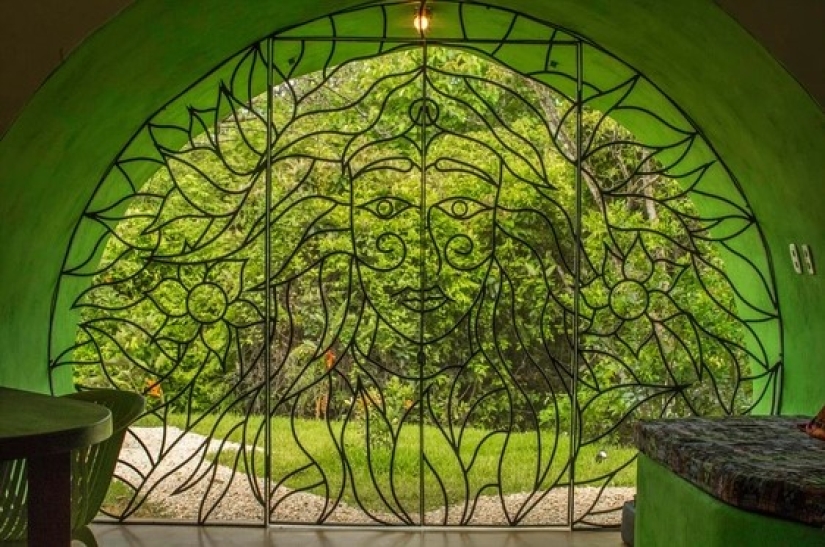 La mujer construida en el medio de la selva de la casa es de concreto y detergente