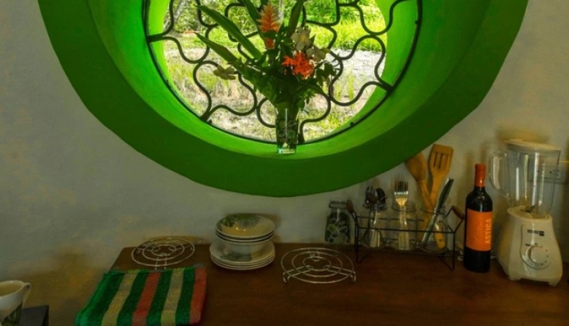 La mujer construida en el medio de la selva de la casa es de concreto y detergente