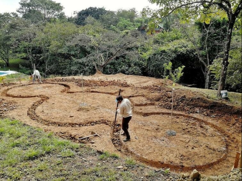 La mujer construida en el medio de la selva de la casa es de concreto y detergente