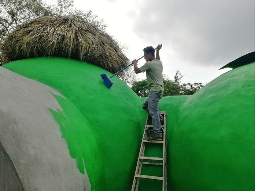 La mujer construida en el medio de la selva de la casa es de concreto y detergente