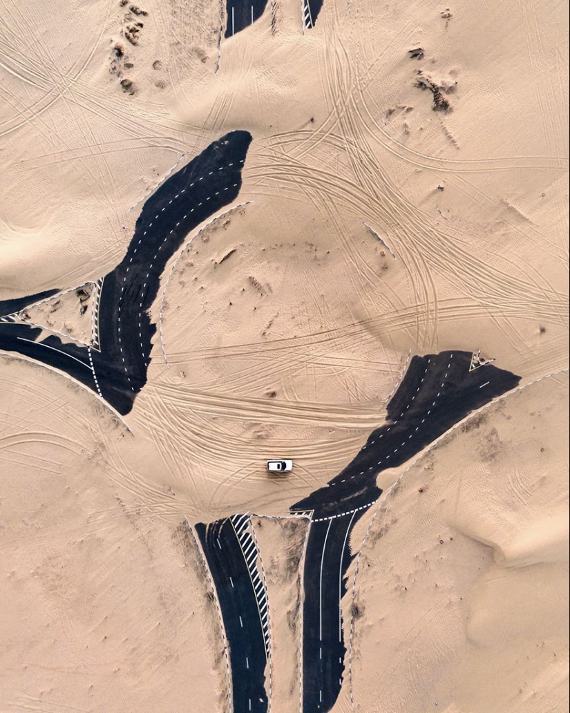 La naturaleza frente a la gente: el fotógrafo filmado desde el avión no tripulado, como el desierto devora a Dubai y Abu Dhabi