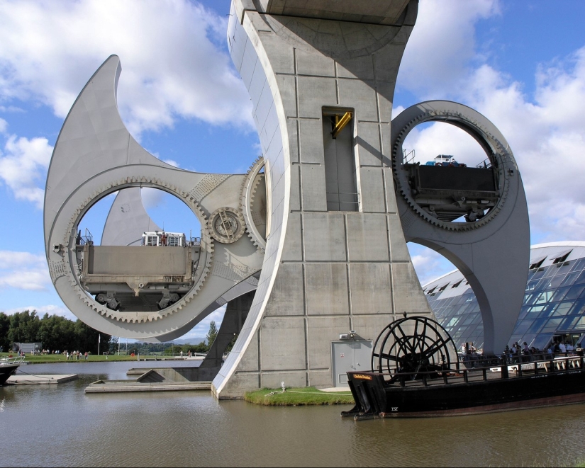 La rueda Falkirk es una estructura giratoria única que levanta barcos enteros