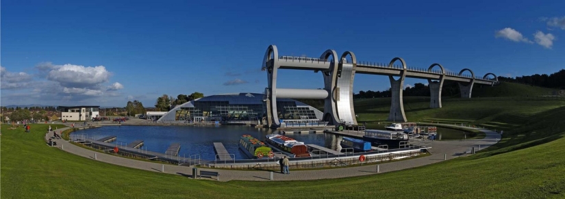 La rueda Falkirk es una estructura giratoria única que levanta barcos enteros
