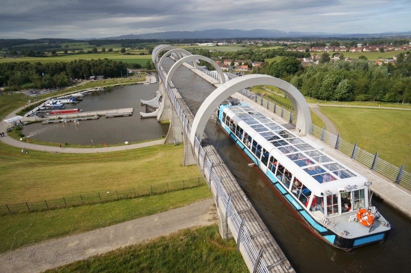 La rueda Falkirk es una estructura giratoria única que levanta barcos enteros