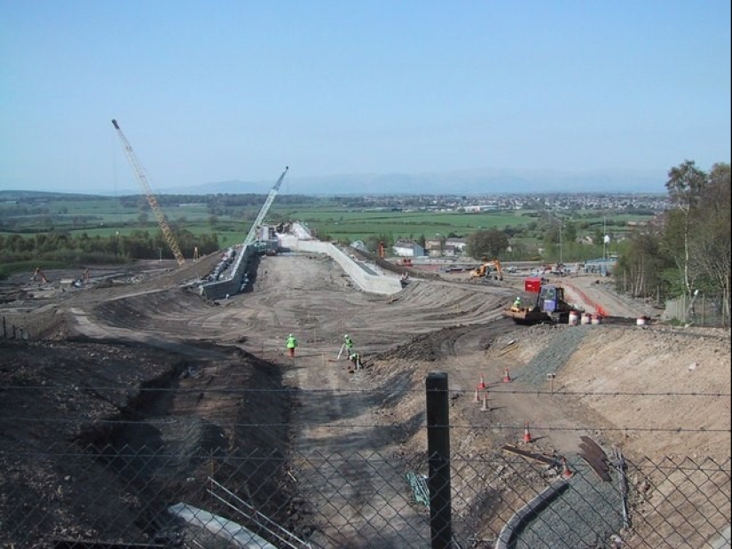 La rueda Falkirk es una estructura giratoria única que levanta barcos enteros