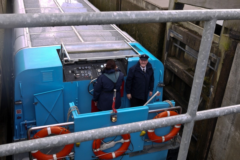 La rueda Falkirk es una estructura giratoria única que levanta barcos enteros
