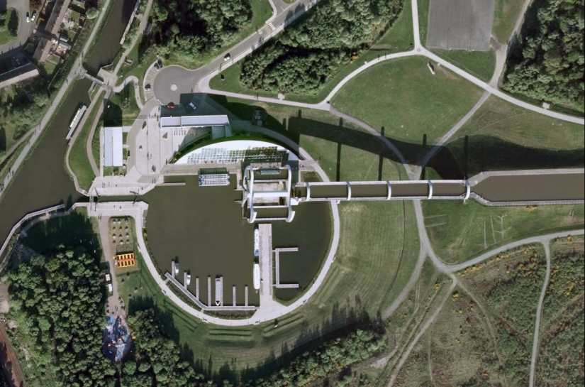 La rueda Falkirk es una estructura giratoria única que levanta barcos enteros