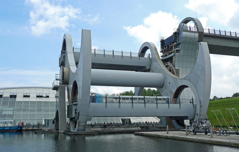 La rueda Falkirk es una estructura giratoria única que levanta barcos enteros