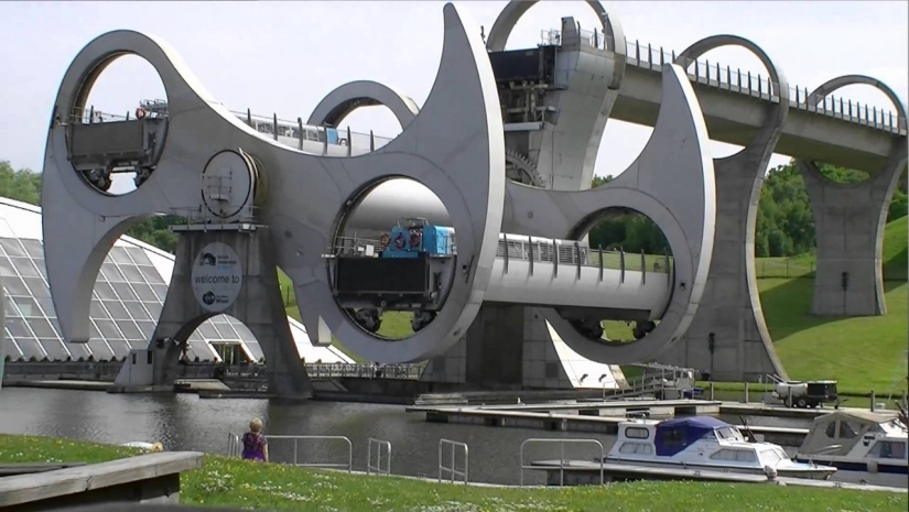 La rueda Falkirk es una estructura giratoria única que levanta barcos enteros
