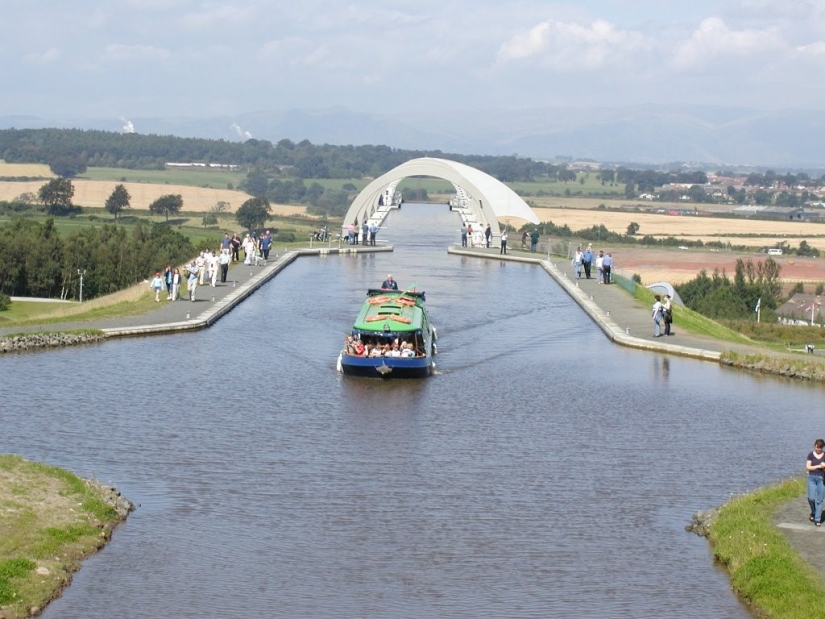 La rueda Falkirk es una estructura giratoria única que levanta barcos enteros