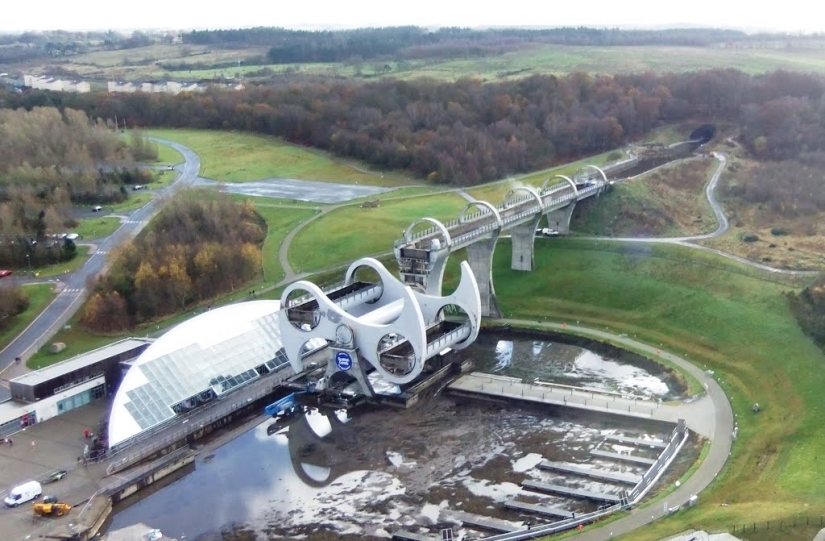 La rueda Falkirk es una estructura giratoria única que levanta barcos enteros