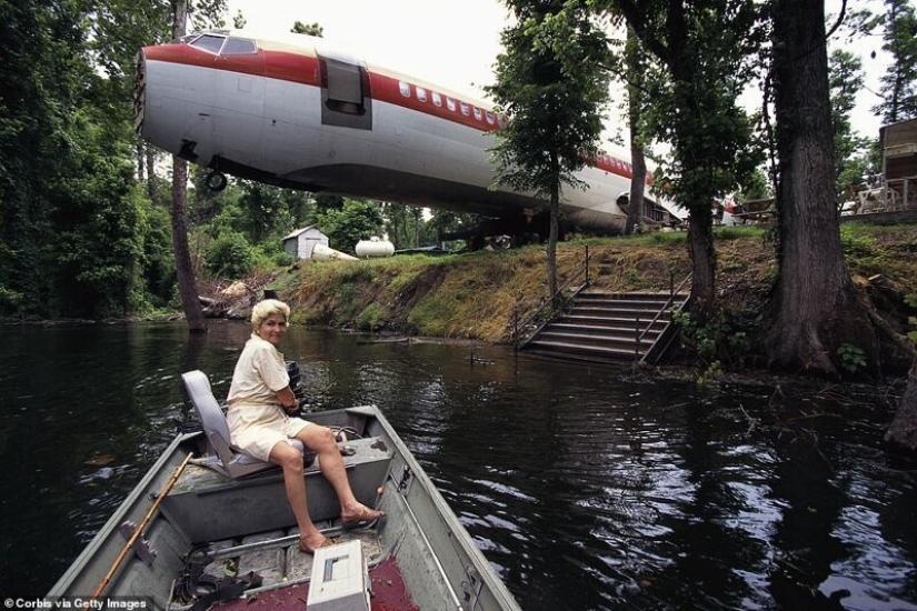 La transformación de la antigua "Boeing" en una acogedora casa sobre el lago
