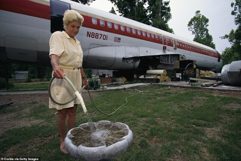 La transformación de la antigua "Boeing" en una acogedora casa sobre el lago