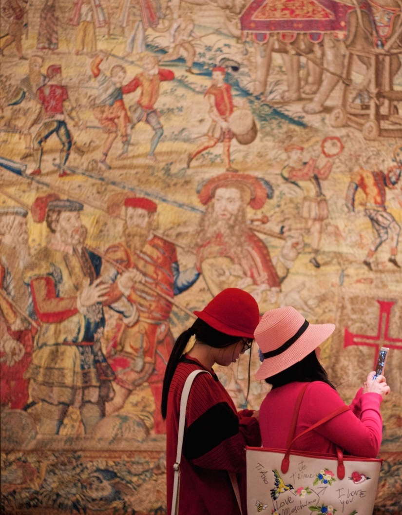 La vida repite el arte: un austriaco toma fotos de los visitantes del museo que "coincidieron" con las pinturas La vida repite el arte: un austriaco toma fotos de los visitantes del museo que "coincidieron" con las pinturas