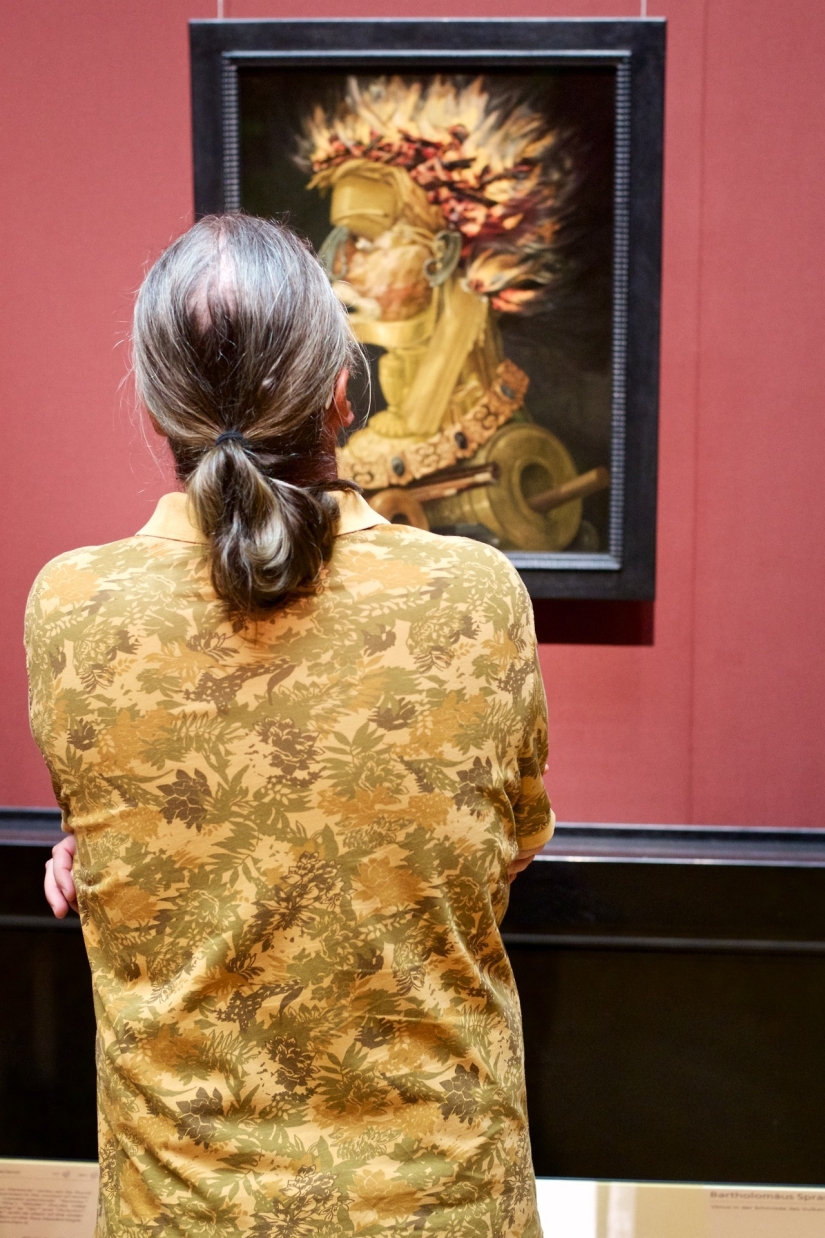 La vida repite el arte: un austriaco toma fotos de los visitantes del museo que "coincidieron" con las pinturas La vida repite el arte: un austriaco toma fotos de los visitantes del museo que "coincidieron" con las pinturas