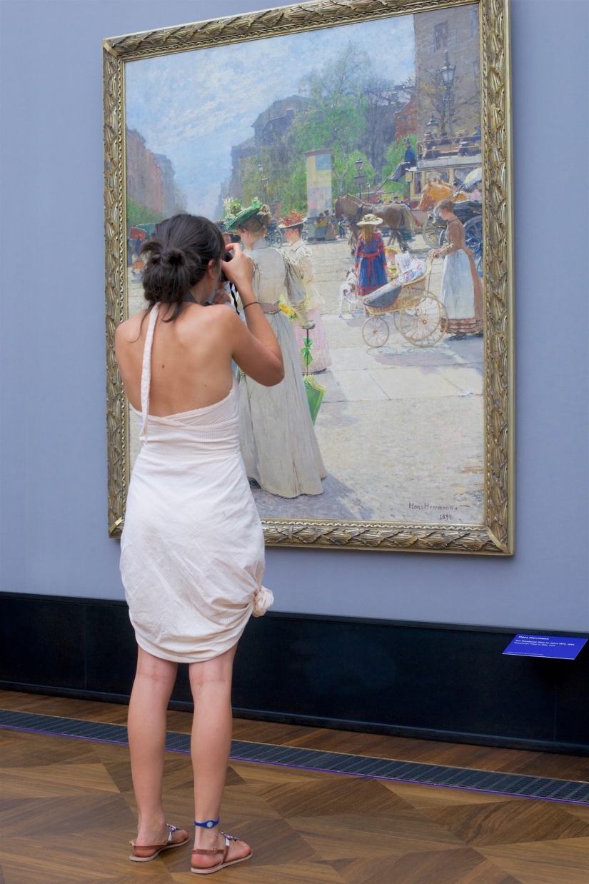 La vida repite el arte: un austriaco toma fotos de los visitantes del museo que "coincidieron" con las pinturas La vida repite el arte: un austriaco toma fotos de los visitantes del museo que "coincidieron" con las pinturas